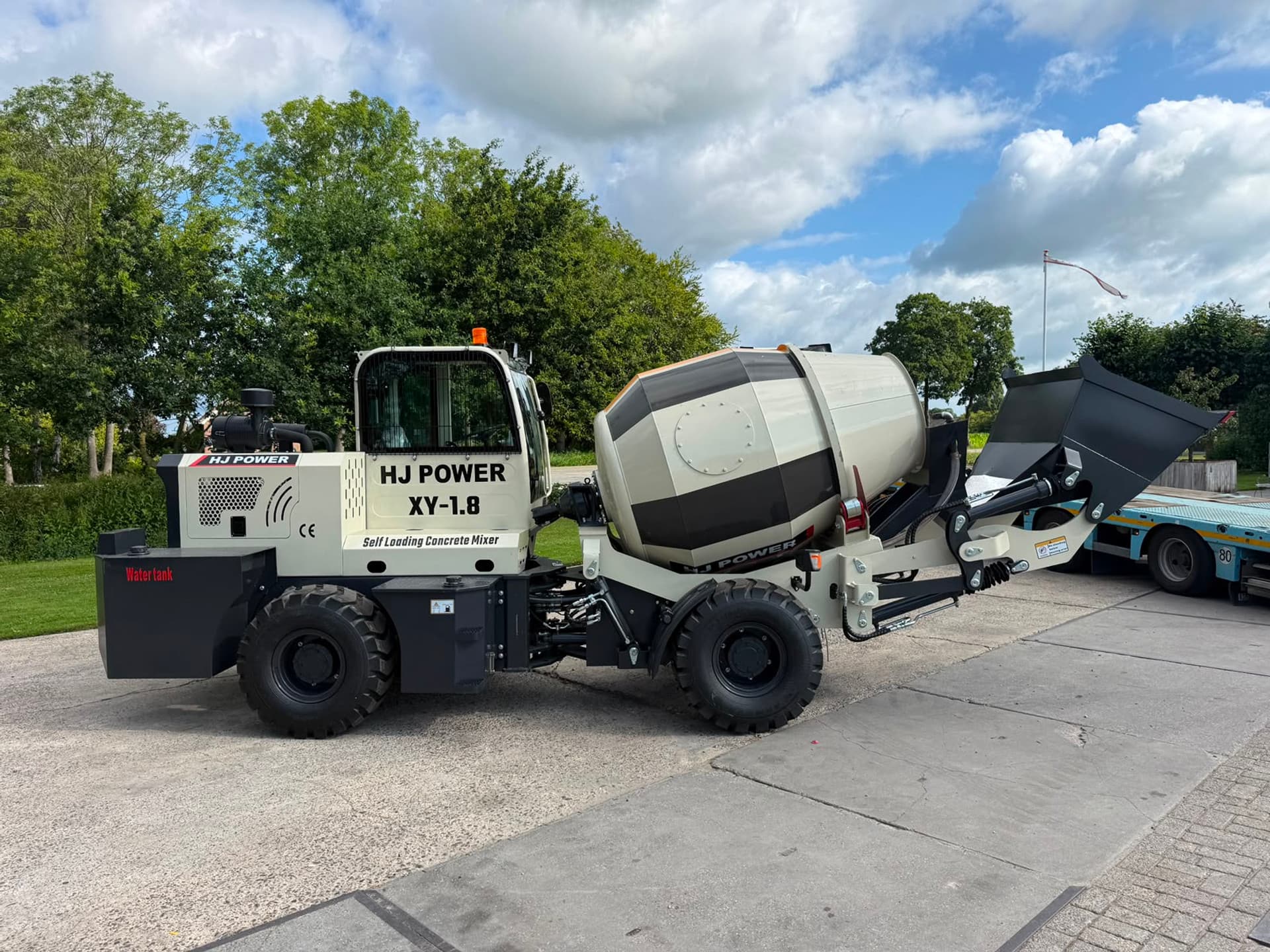 HJ Power Beton molen HJ power XY 1.8 Self loading concrete mixer NIEUW